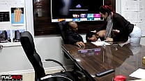 Empres aacute rio fodendo contadora gostosa no escrit oacute rio foi flagrado por sua mulher
