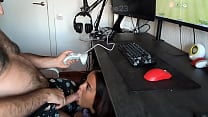 le hago una mamada a mi novio mientras el juega al fifa 26 hasta que me llena la cara de leche