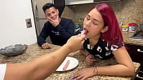 Al frente de su Marido Tonto la Esposa Chupa la Salchicha que le da su Amigo de forma Depravada No Puede controlar el placer de transformase en una Puta NTR Al frente de su Marido Tonto la Esposa Chupa la Salchicha que le da su Amigo de forma Depravada No Puede controlar el placer de transformase en una Puta NTR