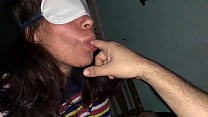 Petera argentina con ojos vendados chupa pija Petera argentina con ojos vendados chupa pija