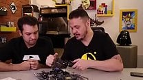 Especialista delicia montando PC com professor gostosinho