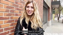 Adorable rubita es seducida en la calle con dinero para hacer sexo Adorable rubita es seducida en la calle con dinero para hacer sexo