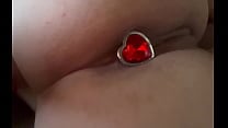 Enfiando o plug anal pela primeira vez Enfiando o plug anal pela primeira vez