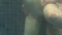 Underwater fucking transando na piscina