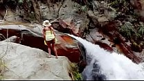 Liyan se masturba en una gran cascada