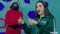 SQUID GAME Victoria carmargo bsile rompe la galleta en el juego del calamar y es follada por su carnoso y rosado co ntilde o