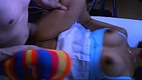 La estrecha escalera del apartamento hizo que el chico y la chica se rozaran accidentalmente mientras sub iacute an juntos La estrecha escalera del apartamento hizo que el chico y la chica se rozaran accidentalmente mientras sub iacute an juntos