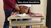 Durante o recreio professor e aluna ficaram sozinhos na sala de aula onde o professor acabou comendo sua bocetinha e colocou a Cabecinha no seu cozinho Durante o recreio professor e aluna ficaram sozinhos na sala de aula onde o professor acabou comendo sua bocetinha e colocou a Cabecinha no seu cozinho