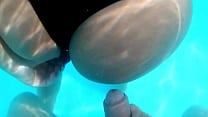 Marido filmando e realizando fantasia da esposa de meter na piscina Marido filmando e realizando fantasia da esposa de meter na piscina