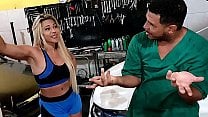 Loira gostosa foi pegar o carro na oficina e o mecanico safado enrolou ela pra ganhar uma foda Monique Lopes Leo Ogro