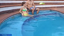 nada como una buena tarde de piscina un rico oral y una buena follada con mi hermanastra