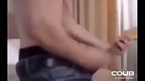 Le hace creer que se la va a dejar chupar pero saca una guitarra de sus pantalones y toca Electro Metal Le hace creer que se la va a dejar chupar pero saca una guitarra de sus pantalones y toca Electro Metal