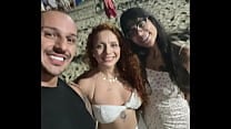 Eu e minha mulher conhecemos uma ruivinha no ano novo de Copacabana e chamamos ela pra um m eacute nage