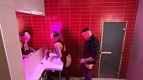 CAM IN THE PUBLIC TOILETTE IN THE NIGHT CLUB   FUCKING STRANGERS
