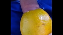 Comendo laranja