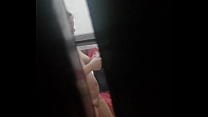 ESPIO A MI HERMANA MIENTRAS SE VISTE ESPIO A MI HERMANA MIENTRAS SE VISTE