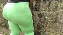 Fui a pasear con la madre de mi amigo y no pude dejar de mirar su enorme y hermoso culo en yoga pants Fui a pasear con la madre de mi amigo y no pude dejar de mirar su enorme y hermoso culo en yoga pants