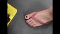 Pezinhos da loirinha de havaianas no  ocirc nibus 3