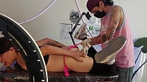 Tatuaje con dedeada incluida Este tatuador si que sabe mover los dedos Tatuaje con dedeada incluida Este tatuador si que sabe mover los dedos
