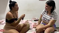 duo de amigas juegan con un gran pepino en sus co ntilde os