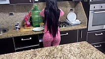 Deliciosa Hijastra Cocinando en Pijama y su Padrastro no Puede Resistir a su Gran Culo Provocativo Deliciosa Hijastra Cocinando en Pijama y su Padrastro no Puede Resistir a su Gran Culo Provocativo