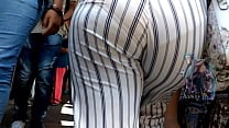 Hermosa nalgona marcando calz oacute n
