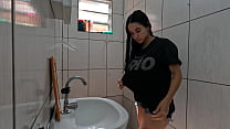 Novinha com fogo no rabo tomando banho e engolindo brinquedos Novinha com fogo no rabo tomando banho e engolindo brinquedos