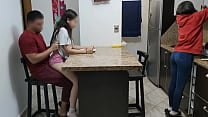 Mi Sobrina Traviesa le Gusta Comer Sentada en las Piernas del Tio Pervertido al Frente de su Mujer Mi Sobrina Traviesa le Gusta Comer Sentada en las Piernas del Tio Pervertido al Frente de su Mujer