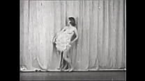 Sexy vintage brunette loves to entertain the crowd naked showing her beautiful figure Sexy vintage brunette loves to entertain the crowd naked showing her beautiful figure