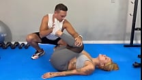 Latina se folla a su profesor de yoga en el gym y eacute l se corre en su co ntilde o Latina se folla a su profesor de yoga en el gym y eacute l se corre en su co ntilde o