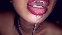 Mamando ecupiendo y recibiendo leche en la boca con sus ricas tetitas al aire Mamando ecupiendo y recibiendo leche en la boca con sus ricas tetitas al aire