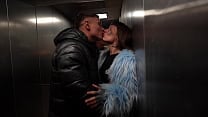 SPONTANEOUS SEX WITH A STRANGER IN AN ELEVATOR ON A PUBLIC BALCONY IN THE ENTRANCE FULL