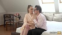 DADDY4K Norny Daddy kann es kaum erwarten in die Vagina der blonden Hottie einzudringen