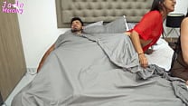 Mi hermanastra me invita a su casa compartimos cama los tres y termino follandome a su marido