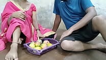 आम बेचने वाली को पैसा देकर भाई ने चोदा आम बेचने वाली को पैसा देकर भाई ने चोदा
