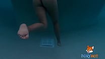Nadando desnuda en alberca de hotel familiar video completo en FOXXXYHOT COM