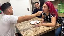 Esposa Ama de Casa le Gusta Chupar Salchicha Cuando el Amigo de su Marido se la en la Boca se Transforma en una Puta Al frente de su Marido Cornudo Esposa Ama de Casa le Gusta Chupar Salchicha Cuando el Amigo de su Marido se la en la Boca se Transforma en una Puta Al frente de su Marido Cornudo