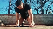 hombre musculoso outdoor Hombre Musculoso  Mansturbation de pene grande hasta Acabar