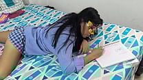 Wanita berseragam itu mengerjakan PR nya dengan rok pendek Dia cantik dan genit Wanita berseragam itu mengerjakan PR nya dengan rok pendek Dia cantik dan genit