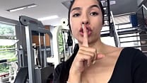 Chorros intensos de sexy chica en el ba ntilde o del gimnasio casi es atrapada por el instructor Chorros intensos de sexy chica en el ba ntilde o del gimnasio casi es atrapada por el instructor
