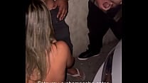Dogging no drive in  se exibindo pra desconhecidos e ganhando duas gozadas na boca