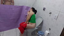 Madrasta coloca uma cortina no banheiro s oacute  para olhar o enteado no banho
