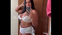 Kriss Hotwife no espelho do banheiro