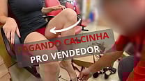 Esposa safada pagando calcinha e provocando um vendedor na loja de sapatos Exibicionismo Real Completo Esposa safada pagando calcinha e provocando um vendedor na loja de sapatos Exibicionismo Real Completo