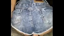 Novinha Gostosa cheia de tes atilde o senta no cassete com bermuda jeans