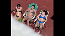 Vecinas tomando sol en la terraza parte 2
