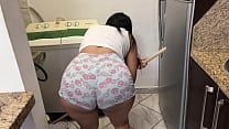 Hermosa Madrastra Lavando y Haciendo los Deberes del Hogar Mientras su Hijastro la Observa y Empieza a Tocarla por el Culo Hermosa Madrastra Lavando y Haciendo los Deberes del Hogar Mientras su Hijastro la Observa y Empieza a Tocarla por el Culo
