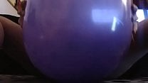 Gonfiamo dei grossi palloncini per farti venire come un grande porco Gonfiamo dei grossi palloncini per farti venire come un grande porco