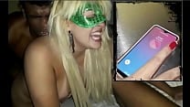 A gostosa Loira Scarlett traindo marido no hotel com 2 dotados fazendo muito anal e ganhando gozada na cara Completo no RED A gostosa Loira Scarlett traindo marido no hotel com 2 dotados fazendo muito anal e ganhando gozada na cara Completo no RED