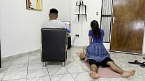 Hermosa Esposa la hace Masaje a su Cu ntilde ado mientras su Marido esta Viendo Tv Hermosa Esposa la hace Masaje a su Cu ntilde ado mientras su Marido esta Viendo Tv